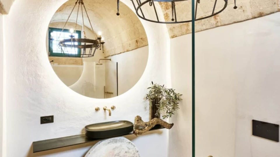 Standard Room, Garden View | Bathroom | Shower, hair dryer, towels, shampoo