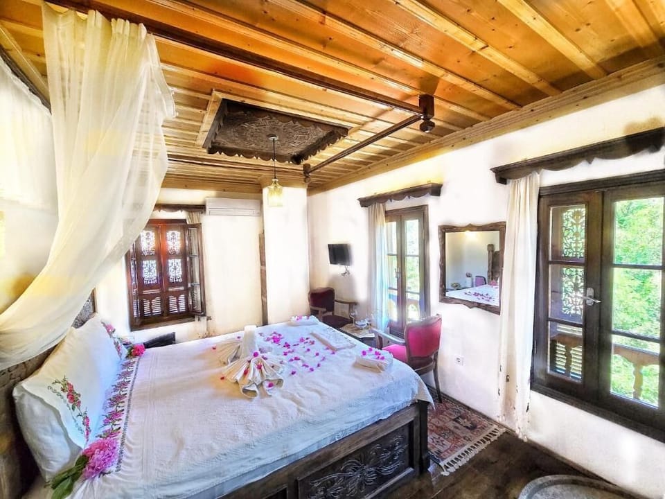 Deluxe Double Room, Mountain View | Soundproofing, free WiFi
