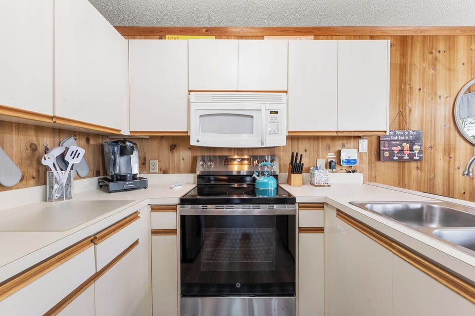ISC1: Happy Ours | Kitchen