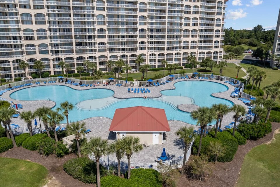 One guest reviewed “Awesome location with great view. Convenient and exactly as presented in the listing.”