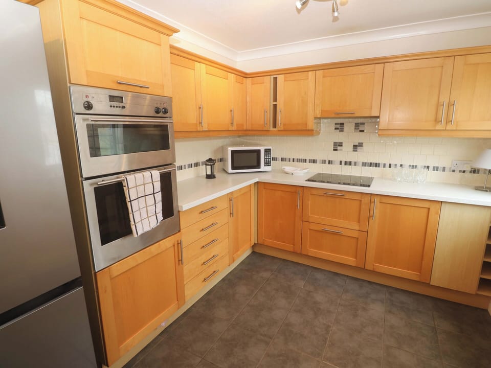 Cottage | Private kitchen | Dishwasher, cookware/dishes/utensils