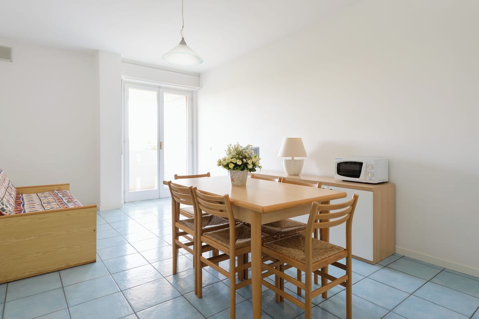 Apartment, 1 Bedroom, Balcony, City View | Dining room