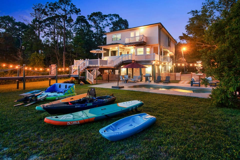Lots of water toys! 