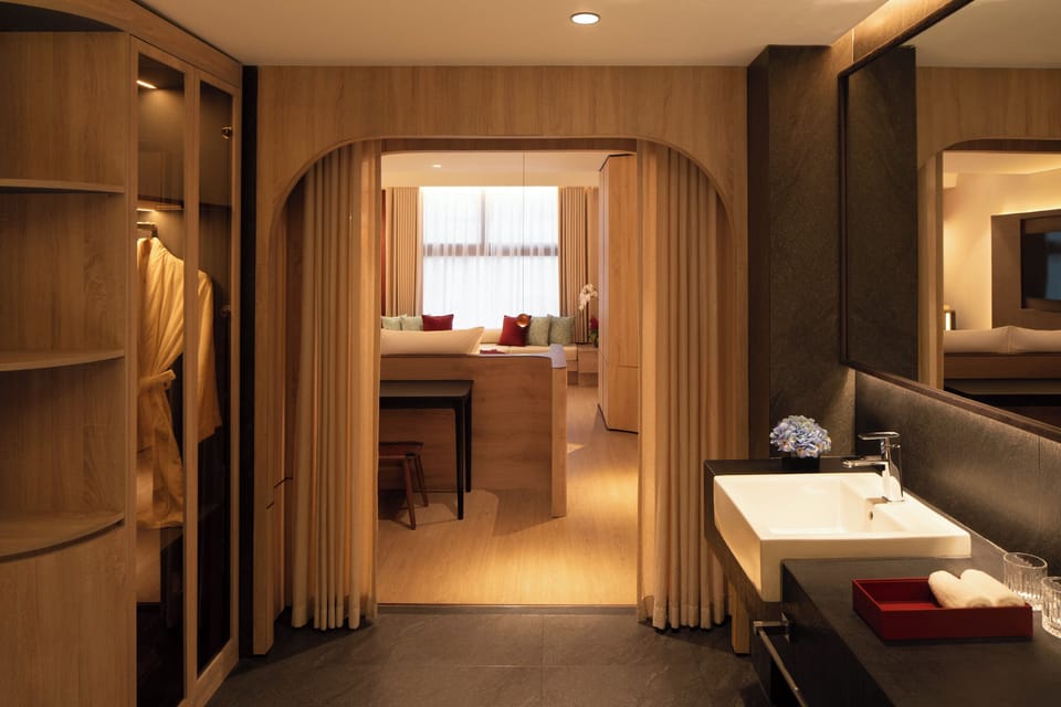 Reserve Suite Double with Bathtub | Bathroom | Separate tub and shower, free toiletries, hair dryer, slippers