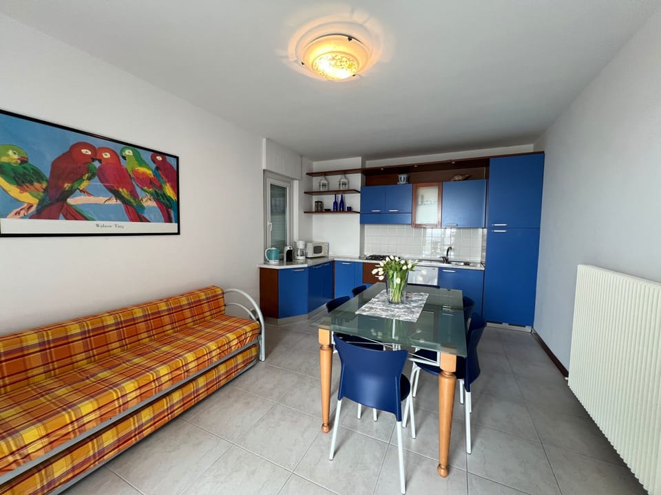 Apartment, 2 Bedrooms, Balcony, City View | Living room