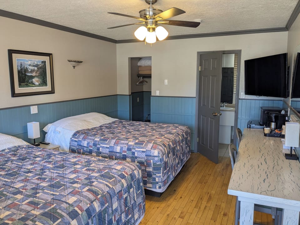 Standard Double Room | Desk, laptop workspace, iron/ironing board, WiFi (free)