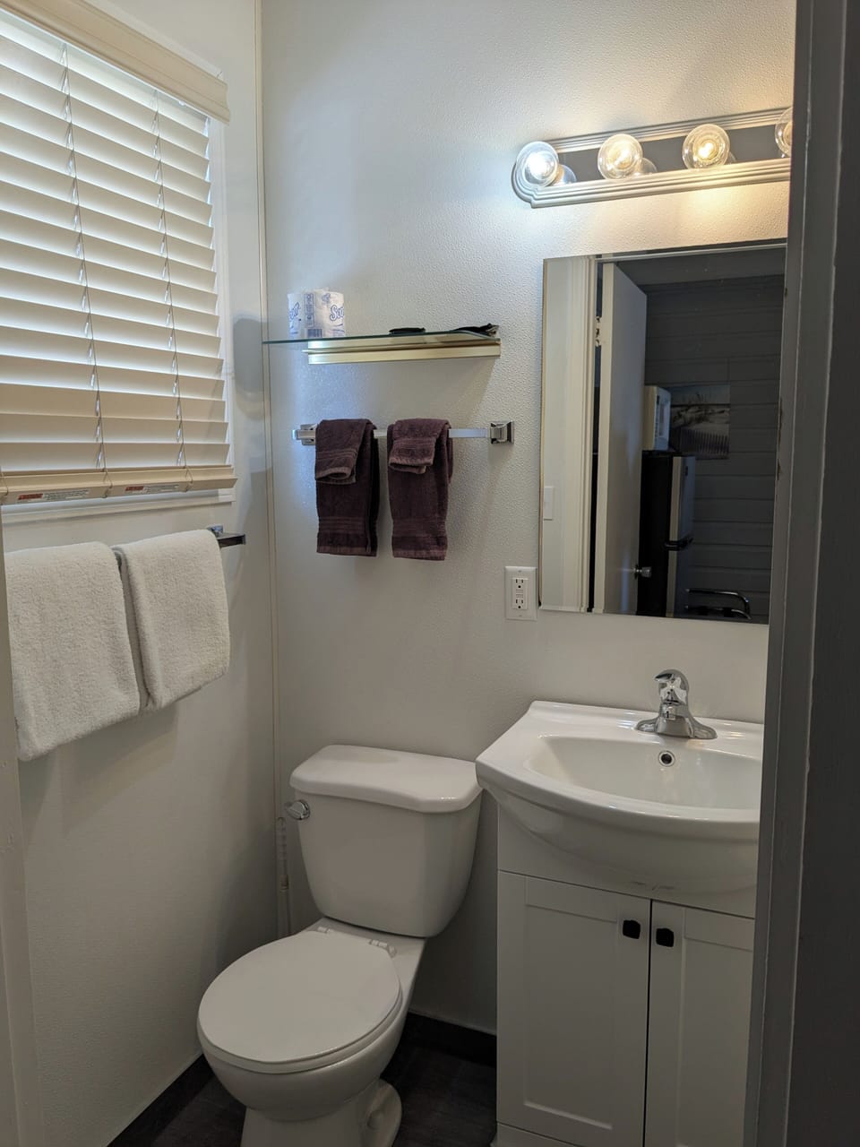 Standard Single Room | Bathroom | Soap, shampoo, toilet paper