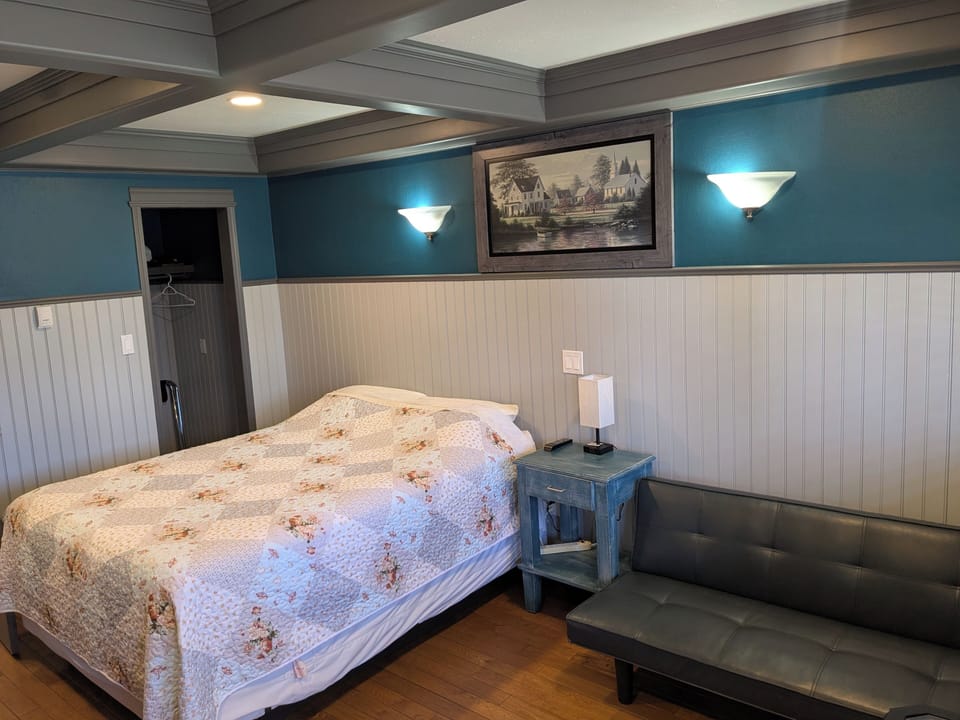Standard Single Room | Desk, laptop workspace, iron/ironing board, WiFi (free)