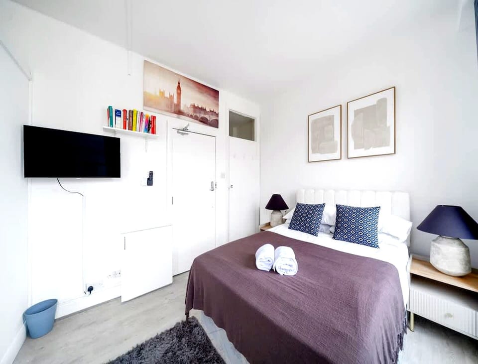 Apartment | 1 bedroom, laptop workspace, iron/ironing board, bed sheets