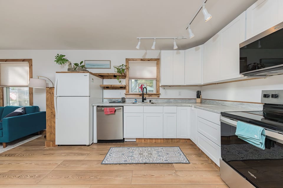 New full kitchen stocked with all the gear you need. 