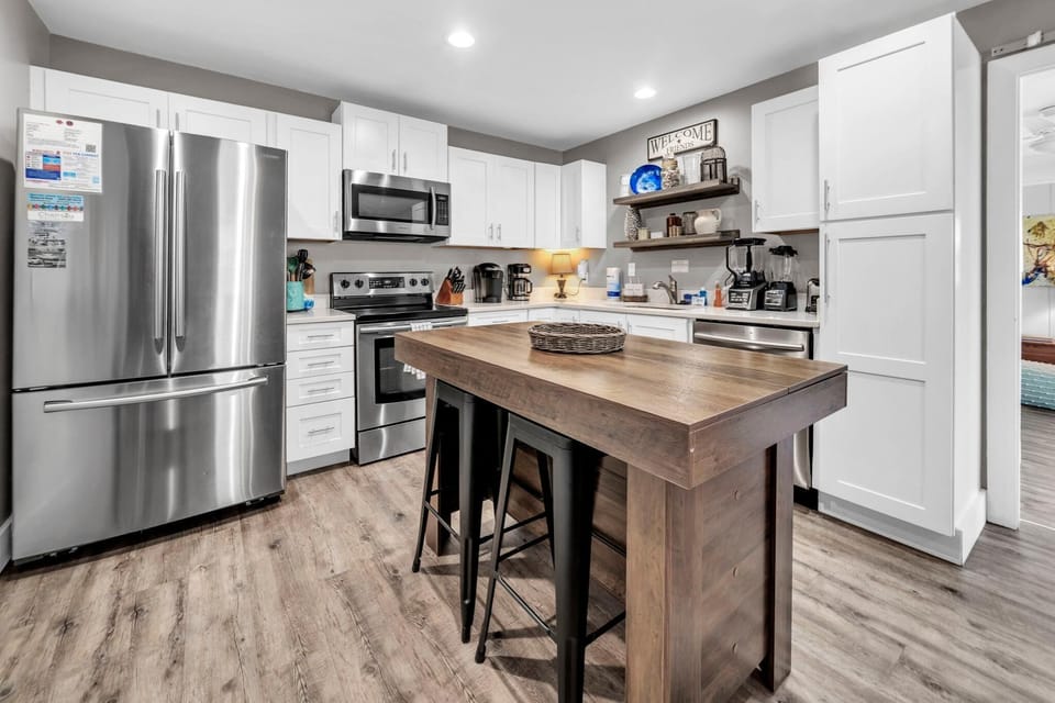House, Multiple Beds (1 Almost Heaven) | Private kitchen