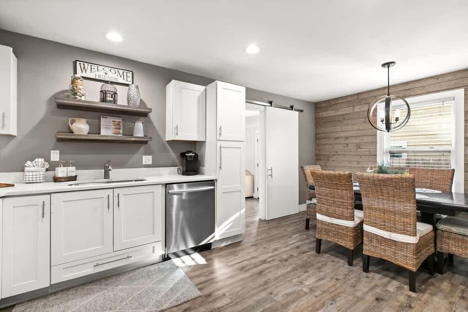 House, Multiple Beds (1 Almost Heaven) | Private kitchen