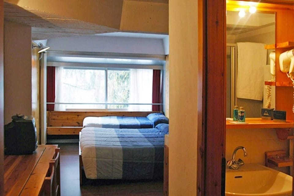 Classic Triple Room | Desk, bed sheets