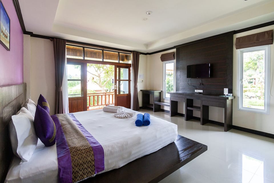 Minibar, in-room safe, WiFi (free), bed sheets