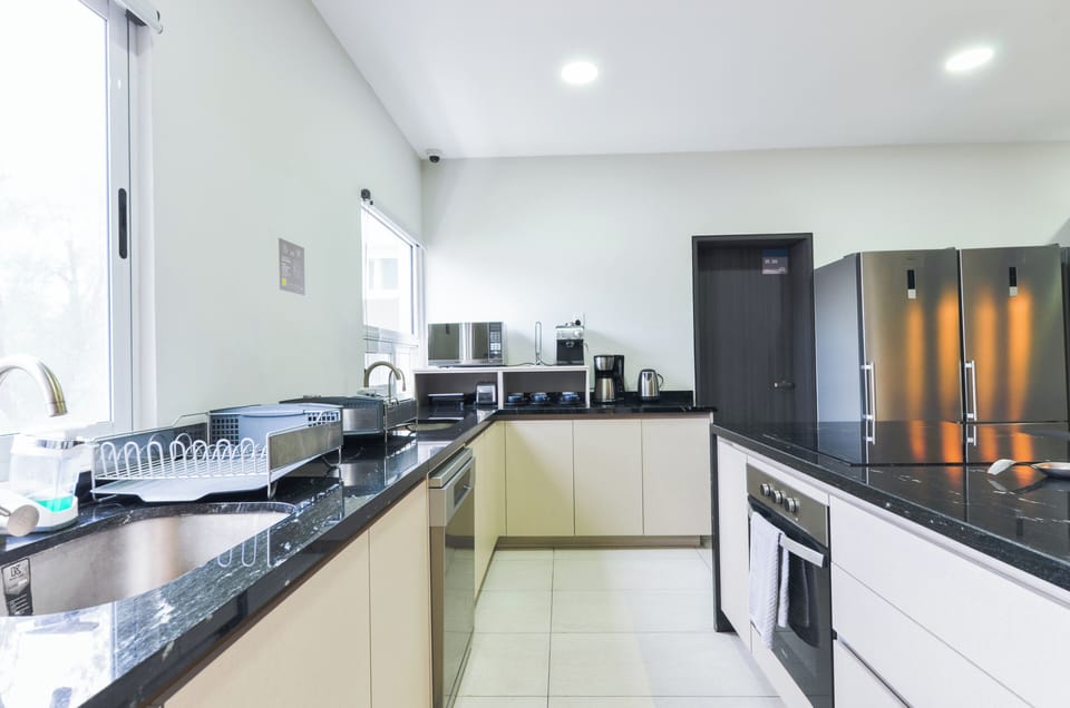 Full-size fridge, microwave, oven, stovetop