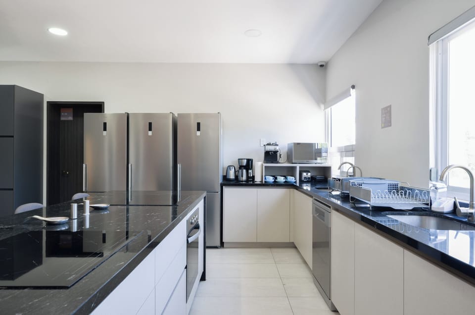 Full-size fridge, microwave, oven, stovetop