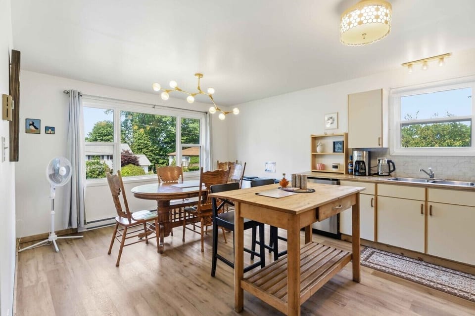 Kitchen & Dining