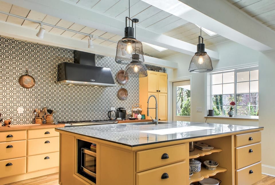 Cook like a pro in this large kitchen!