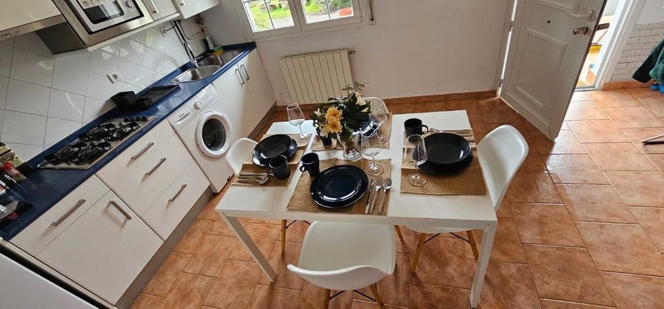 Apartment, Patio, Courtyard View | Private kitchen | Cookware/dishes/utensils