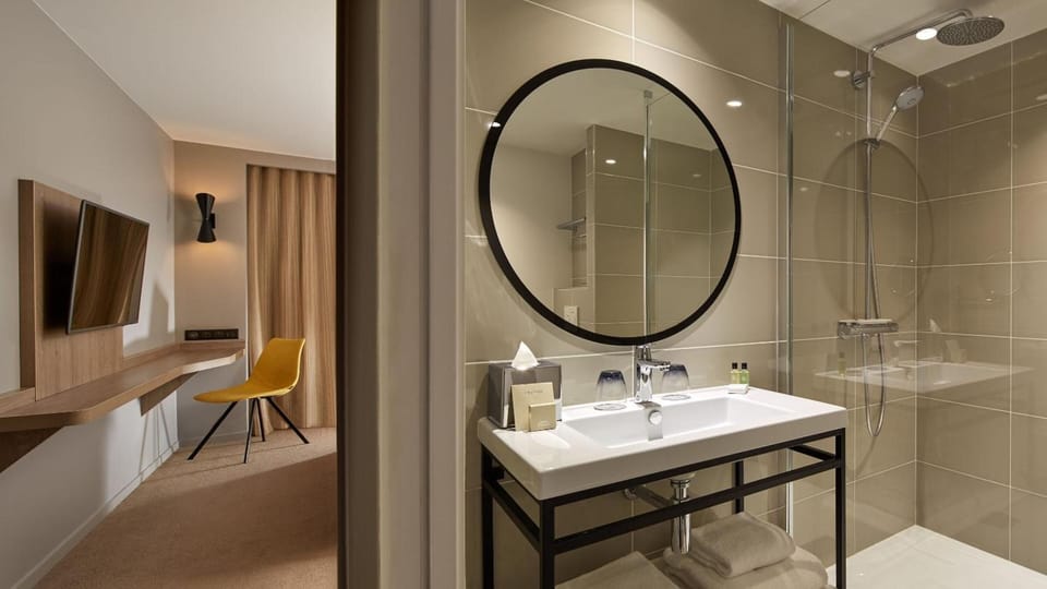 Shower, free toiletries, hair dryer, towels