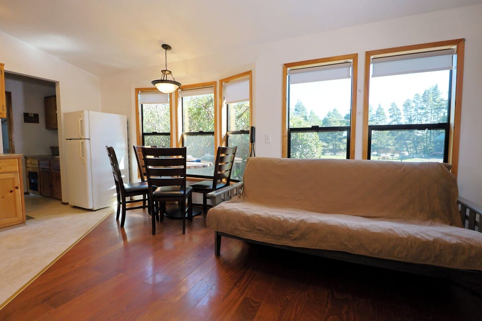 Seagull Cabin - Living Room 