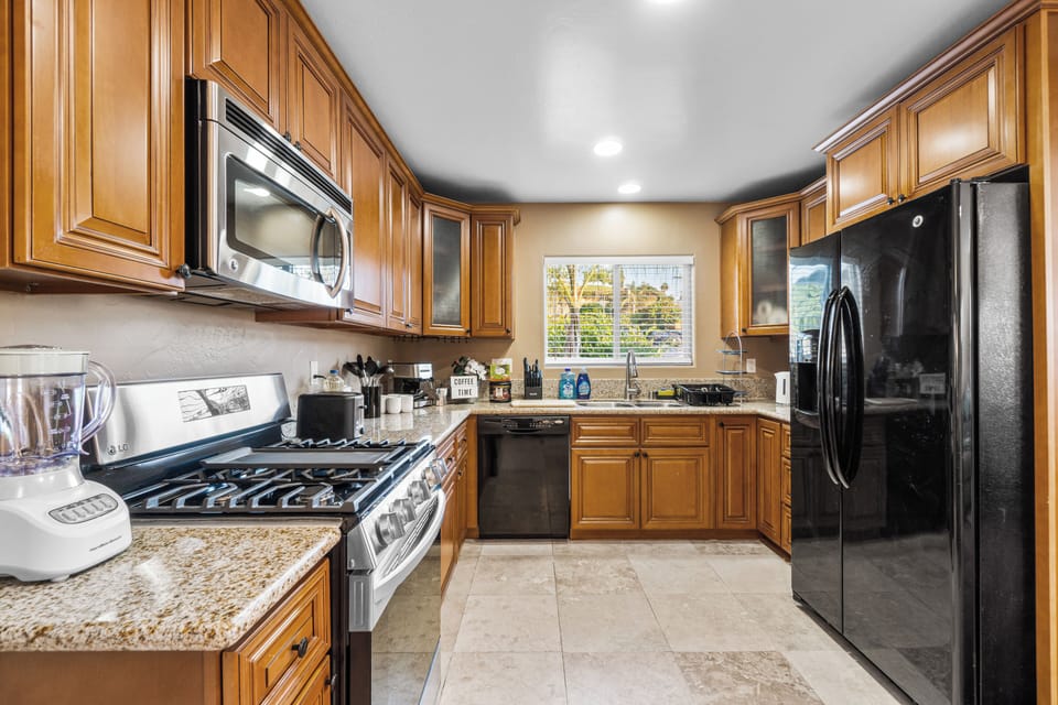 The kitchen and kitchenette are equipped with essential cooking tools.