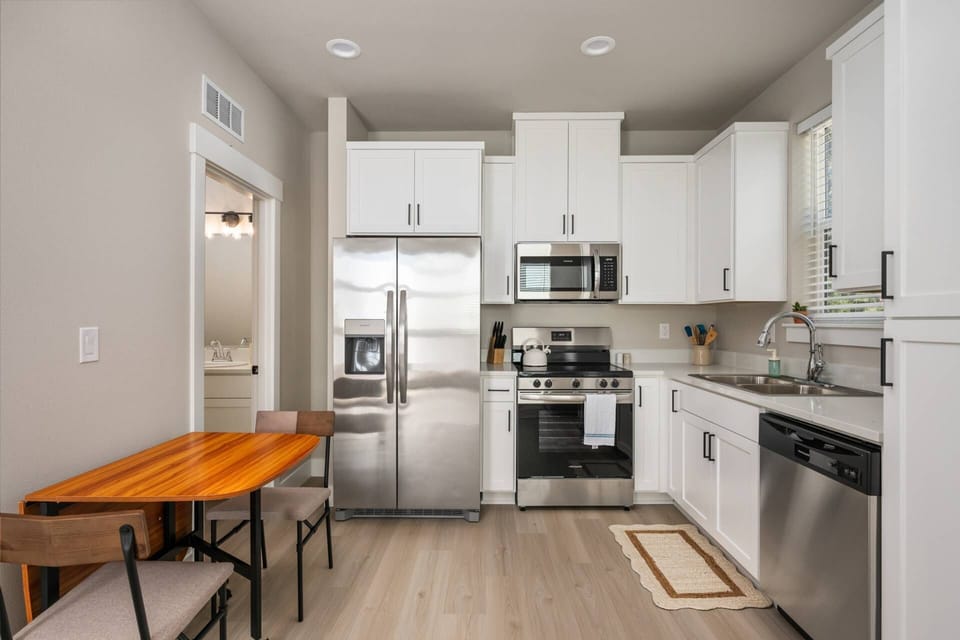 Cook delicious meals for breakfast, lunch, and dinner in this fully equipped kitchen. We suggest grabbing some ingredients from a local farm.