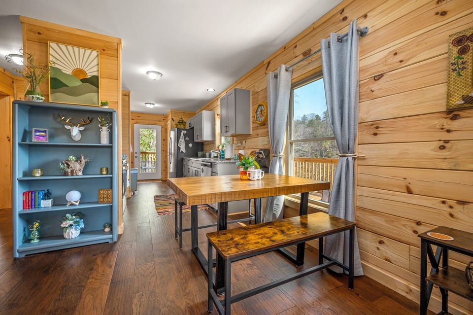 Cute & Modern kitchen/dining area