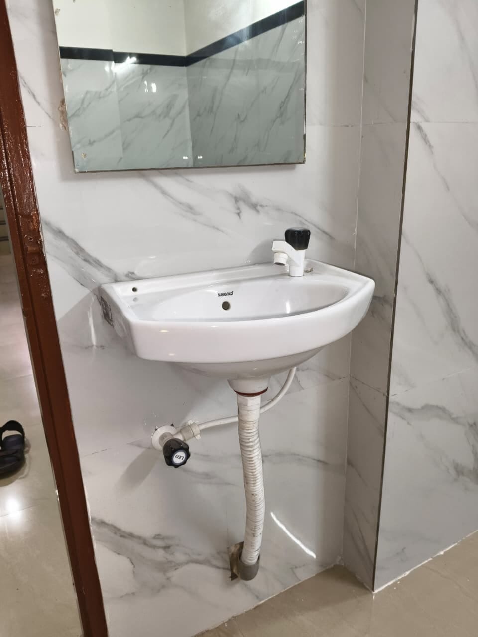 Family Room | Bathroom | Shower, free toiletries, soap, shampoo