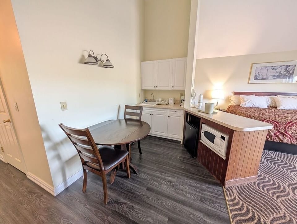 Suite, 1 King Bed | In-room dining