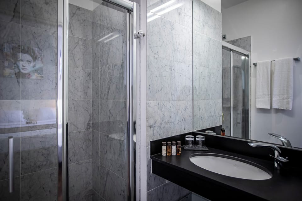 Comfort Room | Bathroom | Shower, rainfall showerhead, free toiletries, hair dryer