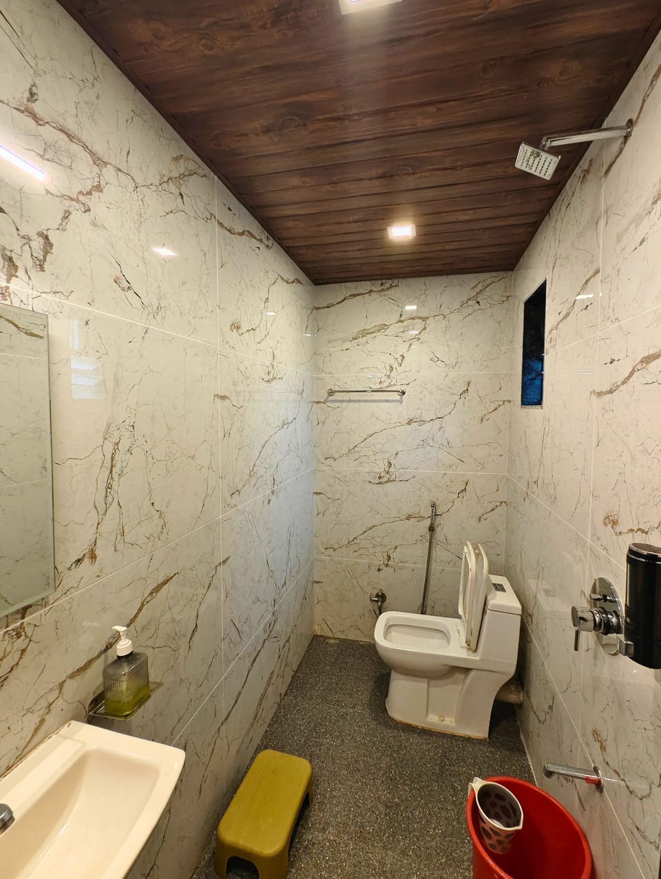 Luxury Double Room | Bathroom | Shower, towels, soap, shampoo