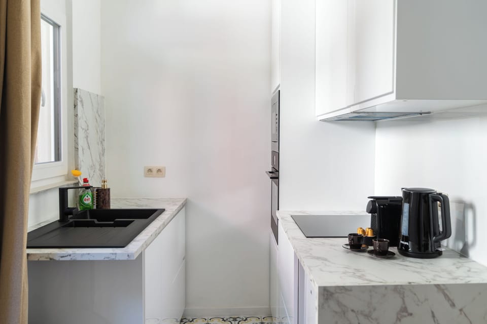 Basic Apartment | Private kitchen | Microwave, oven, stovetop, cookware/dishes/utensils