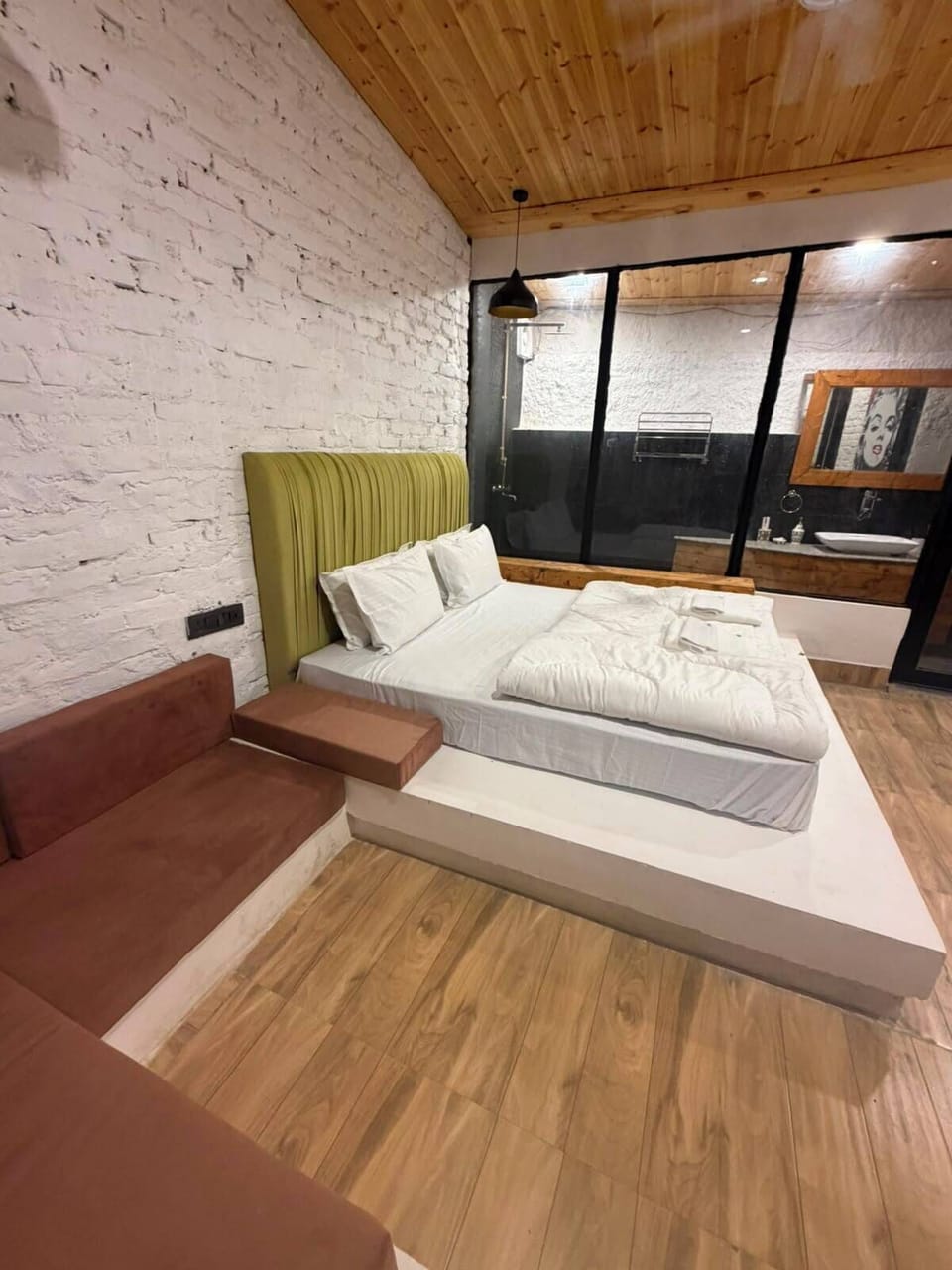 Suite | Desk, laptop workspace, bed sheets