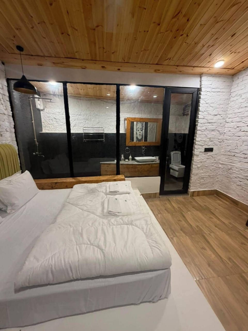Suite | Desk, laptop workspace, bed sheets