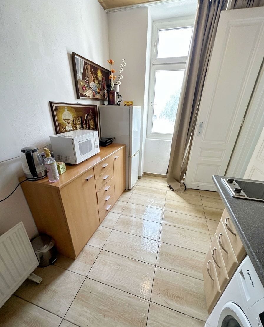Basic Apartment | Private kitchen | Stovetop, electric kettle, cookware/dishes/utensils