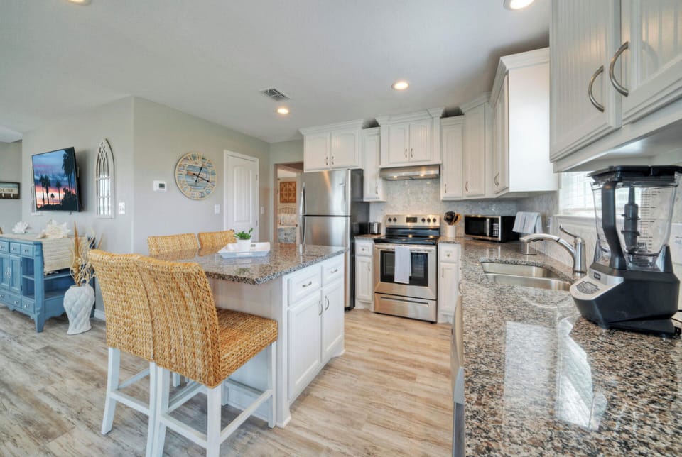 4-seater kitchen island. (Tequila Tides)