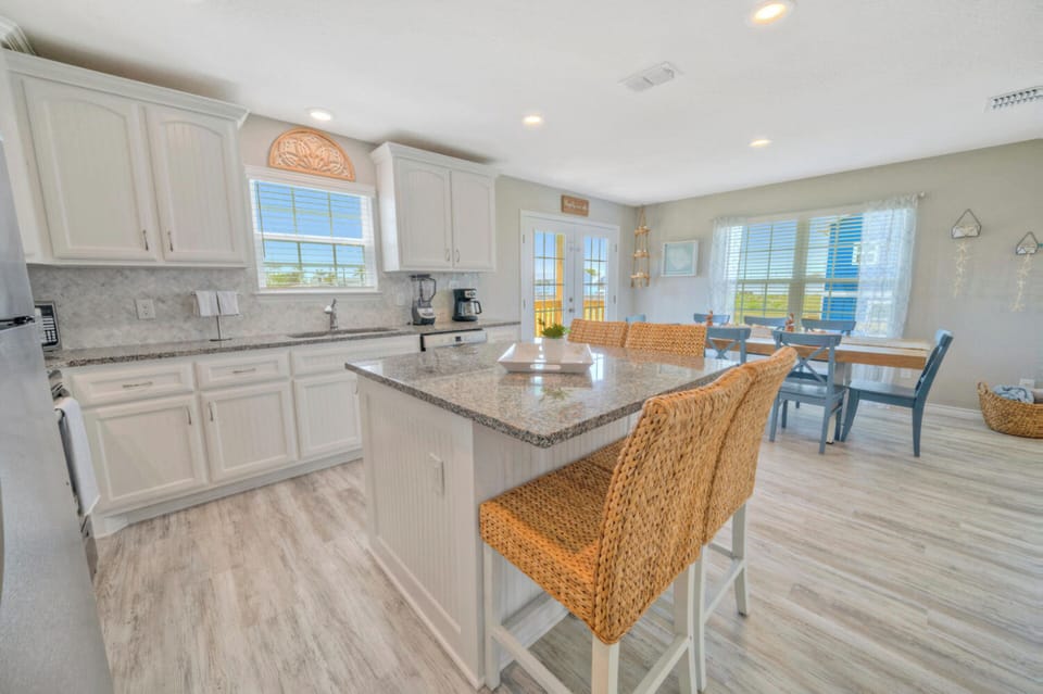 4-seater kitchen island. (Tequila Tides)