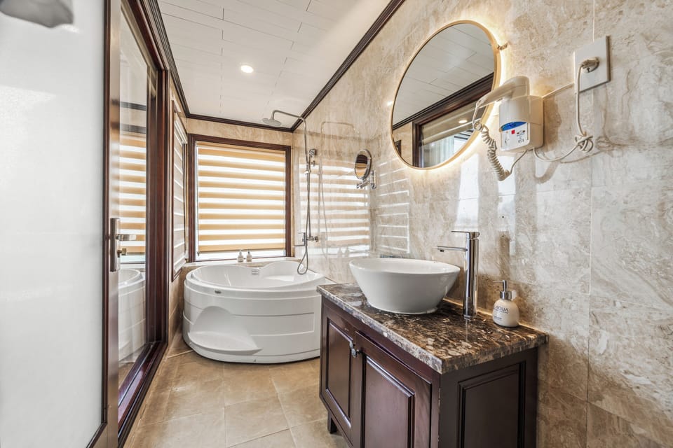 Deluxe Double or Twin Room, Balcony, Ocean View | Bathroom | Hair dryer, towels, soap, shampoo