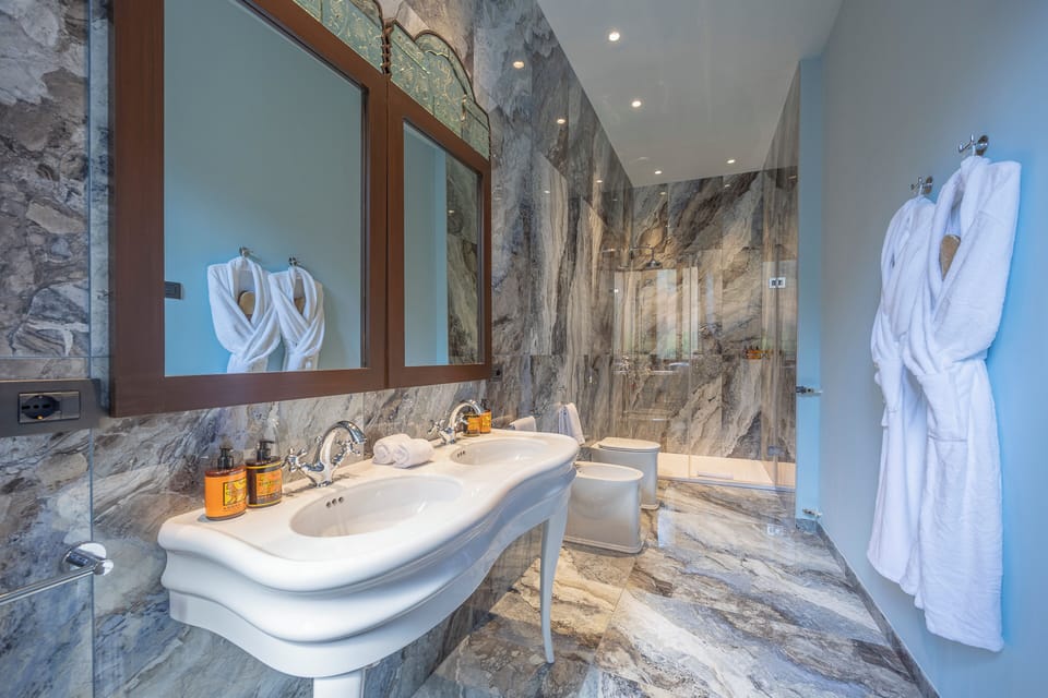 Presidential Suite | Bathroom | Free toiletries, slippers, towels, soap