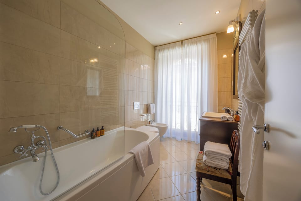 Junior Suite | Bathroom | Free toiletries, slippers, towels, soap