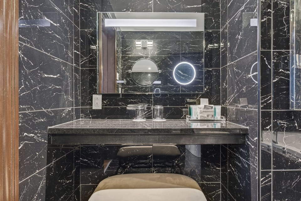 Exclusive Suite - 2nd floor, no elevator | Bathroom | Designer toiletries, hair dryer, bathrobes, towels