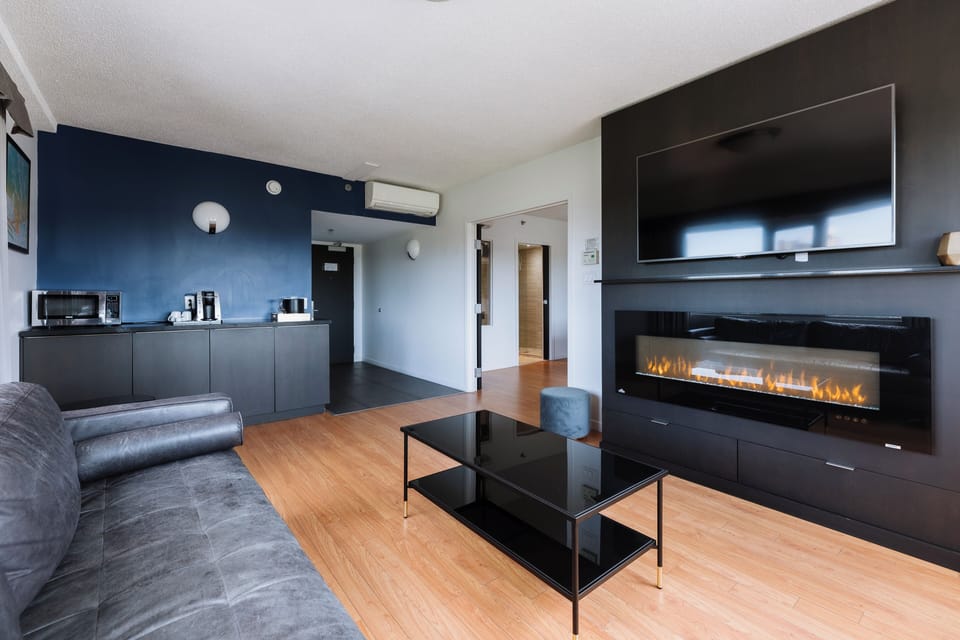 Deluxe Suite, 1 King Bed | In-room safe, desk, laptop workspace, blackout drapes