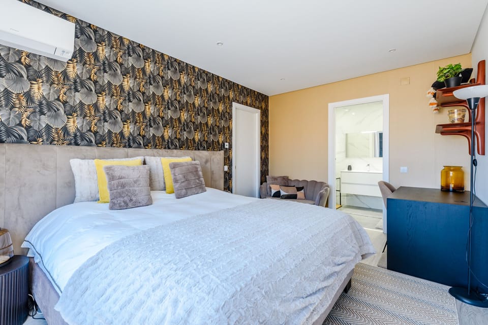 Apartment, 2 Bedrooms, Pool Access, Sea View | 2 bedrooms, bed sheets
