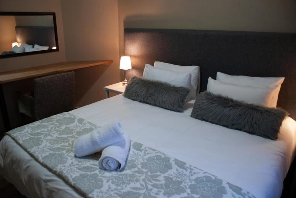 Premium House, Patio, Garden View | In-room safe, iron/ironing board, WiFi (free)