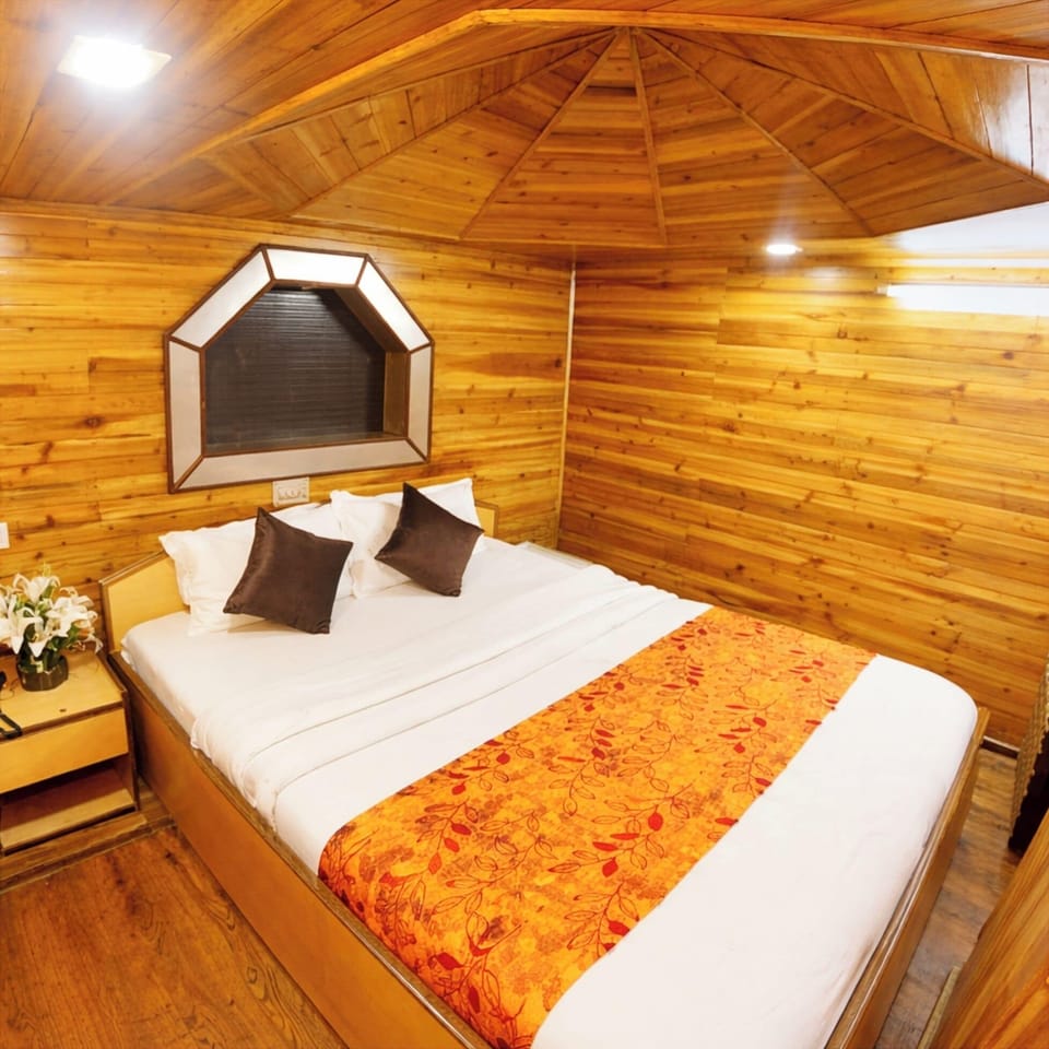 Deluxe Double Room | Hypo-allergenic bedding, desk, soundproofing