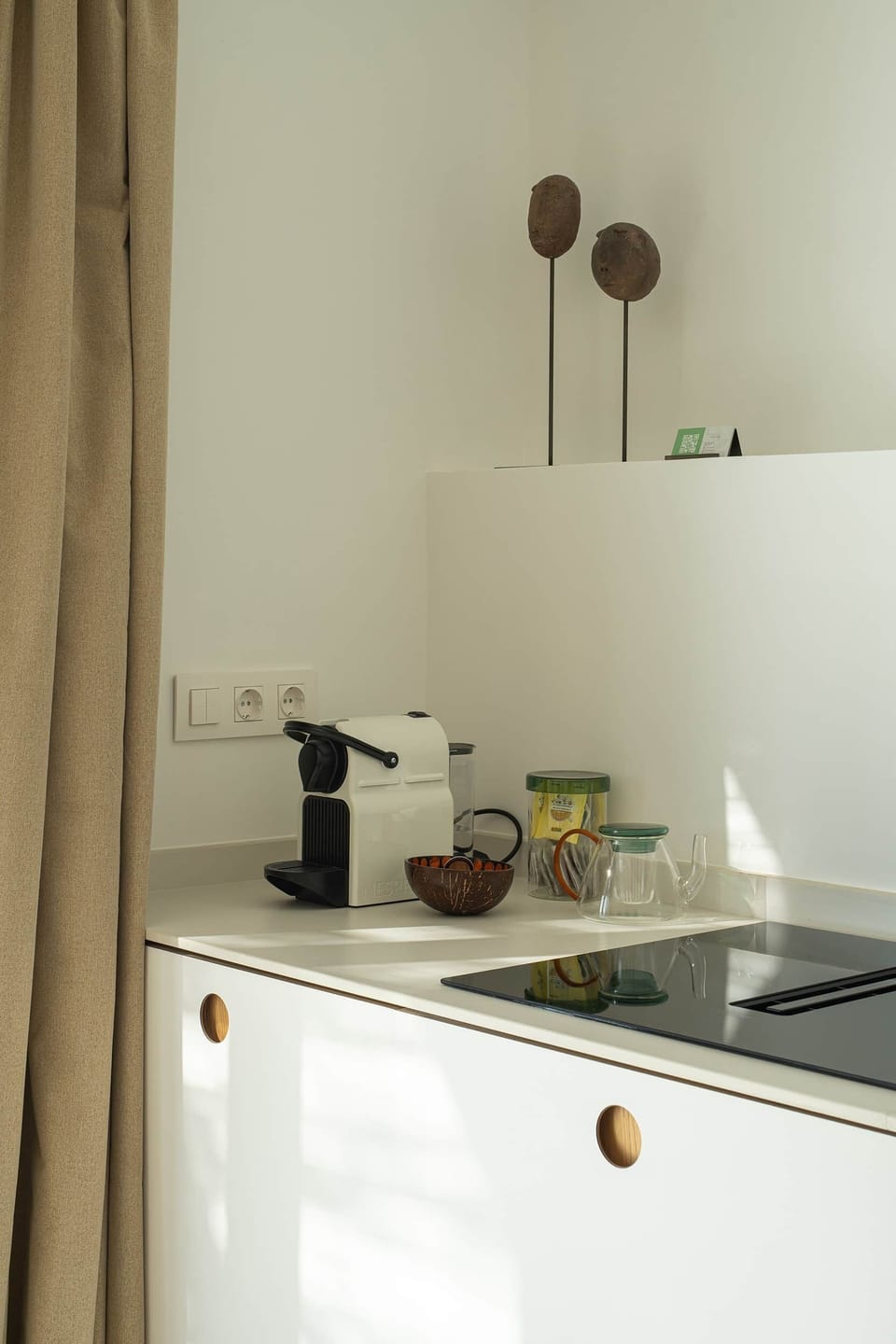 The kitchen’s got everything you need for a cozy meal or snack.