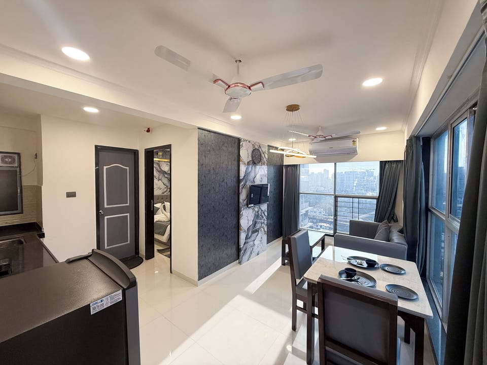 Junior Suite, City View | Dining