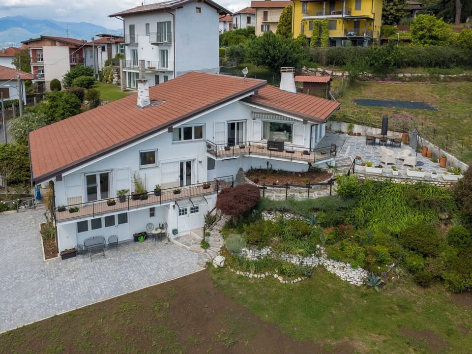 Building, House, Home, Residential Area, Roof, Architecture, Cottage, Land Lot, Human Settlement, Estate