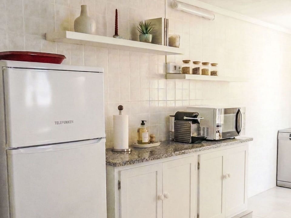 Kitchen Appliance, Interior Design, Home Appliance, Kitchen, Major Appliance, Countertop, Flooring, Small Appliance, Cabinetry, Room